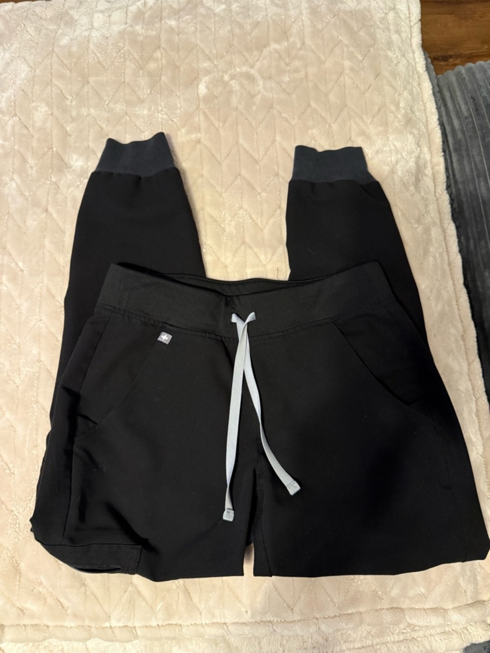 FIGS women’s scrub set